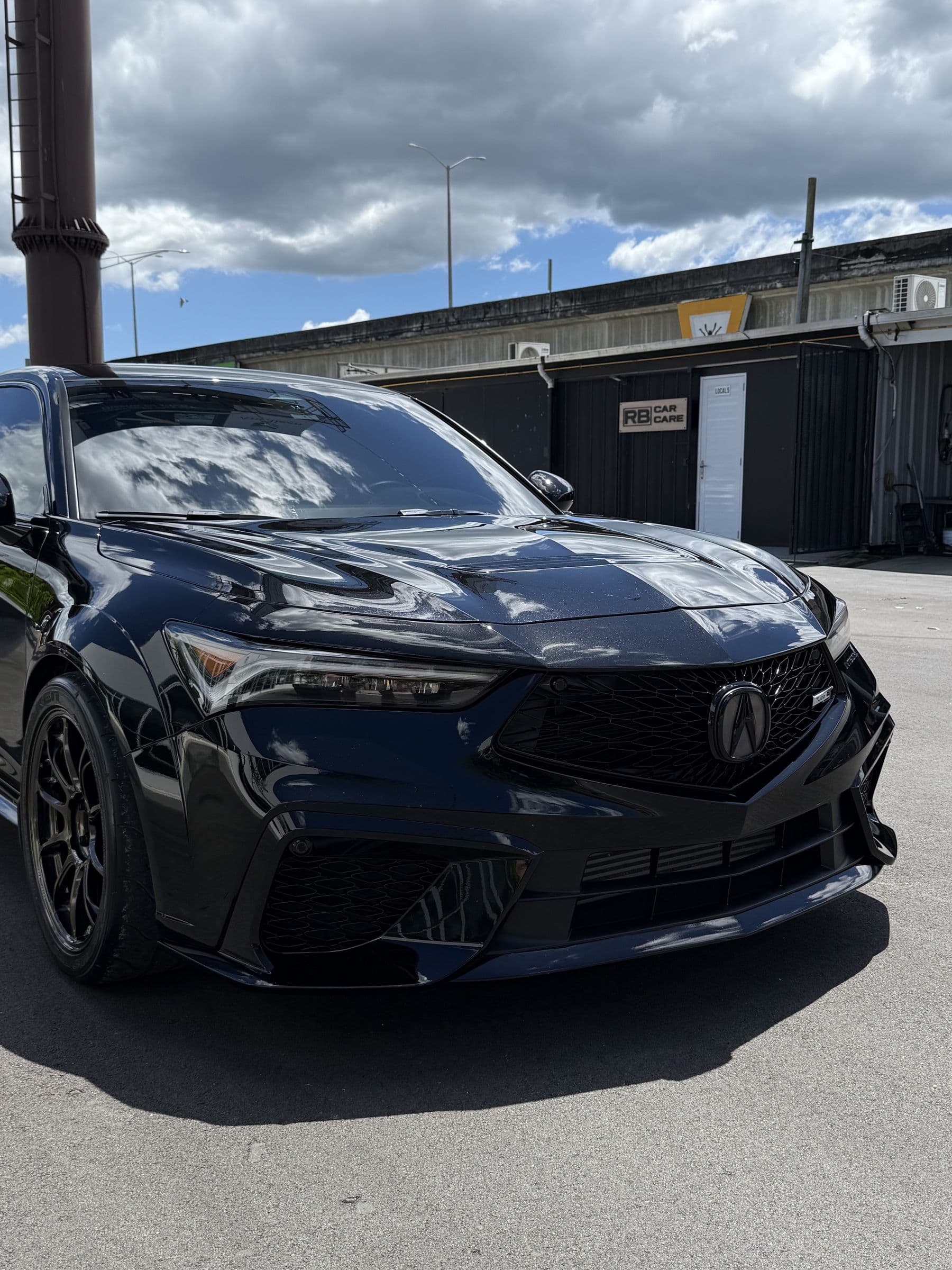 Acura Type S negro estacionado frente al estudio de RB CAR CARE