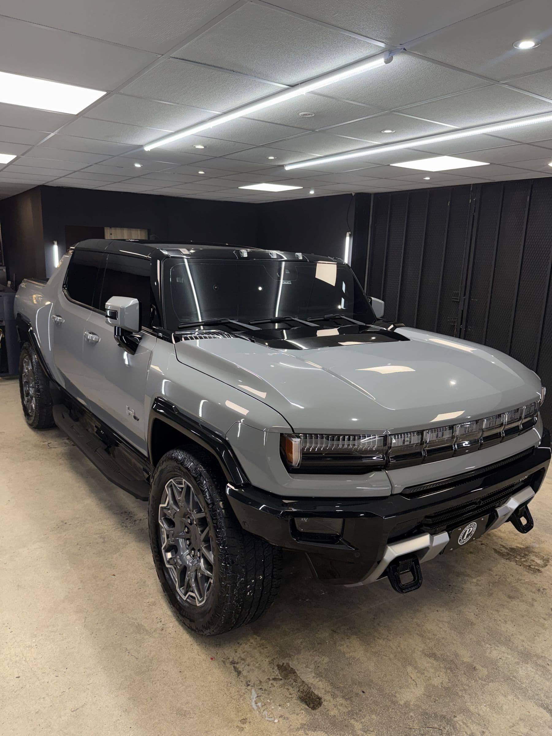 Hummer EV gris dentro del bay de RB CAR CARE tras el lavado detallado