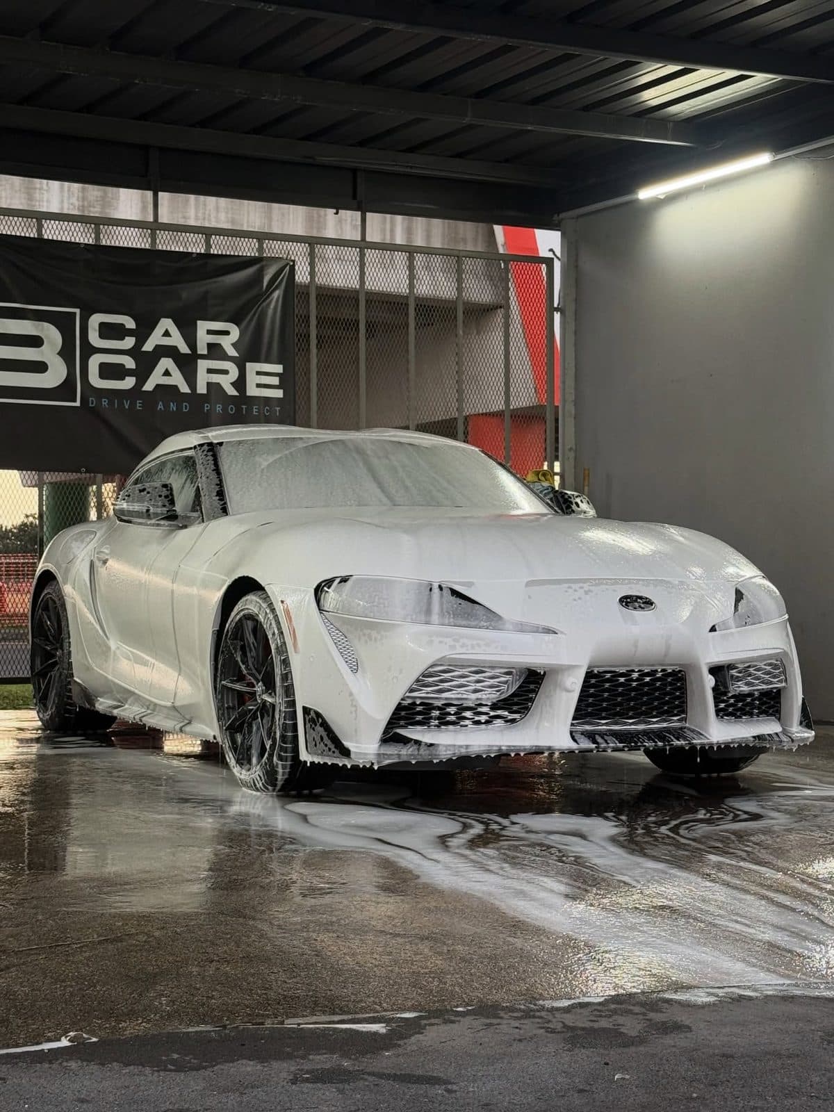 Toyota Supra MK5 en lavado detallado frente al banner de RB CAR CARE
